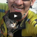 Ciclista salva un gattino abbandonato e lo porta con sé in bici.