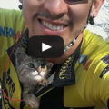 Ciclista salva un gattino abbandonato e lo porta con sé in bici.